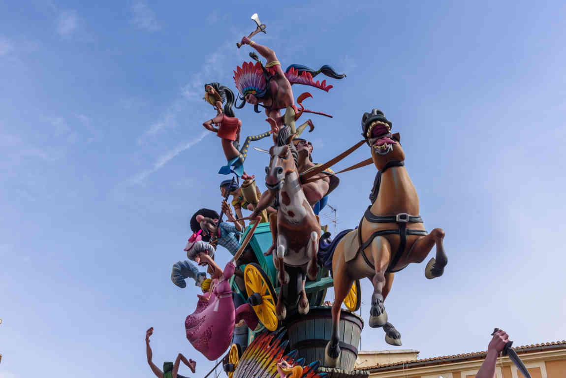 Valencia - fallas 2023 - 3 premio - falla Convento Jerusalén-Matemático Marzal - Por un puñado de euros 10.jpg